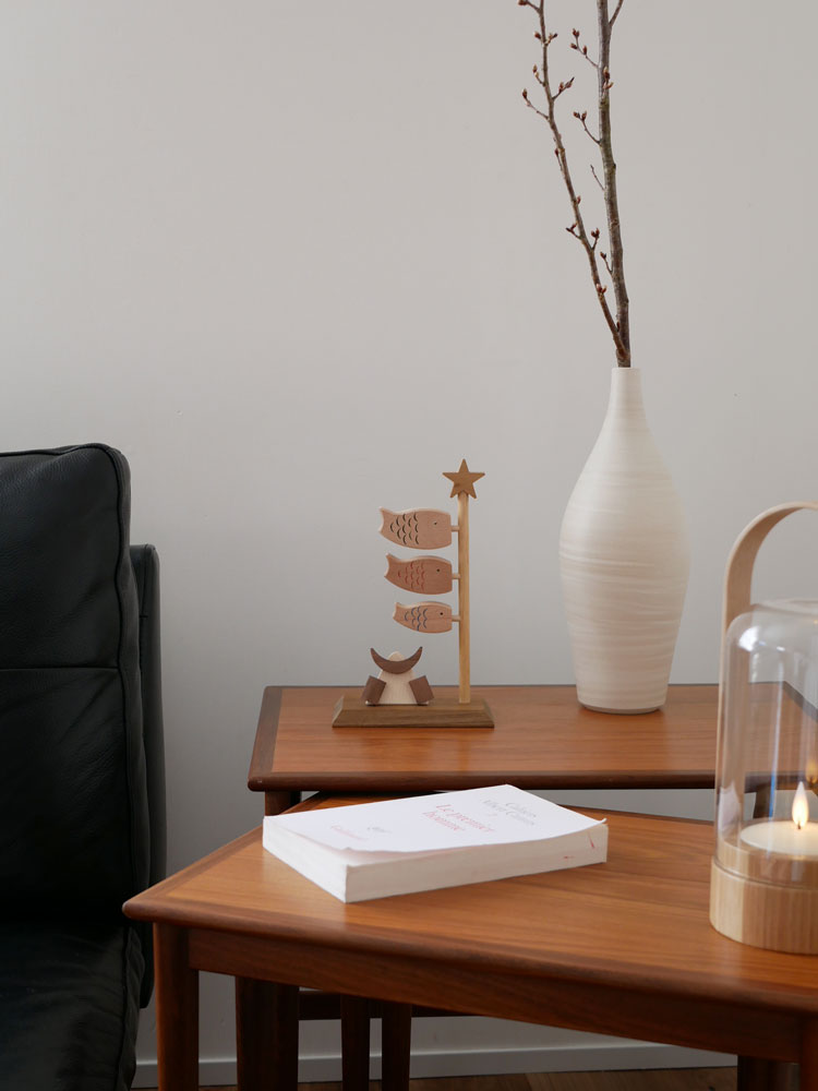 【P.F WORK SHOP】製の木製鯉のぼりと兜セット。伝統的な和風デザイン