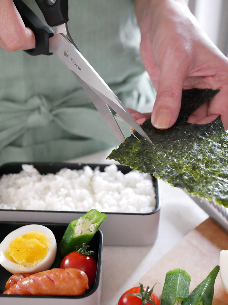 MARNAの料理用ハサミと食材が並んだキッチンの様子