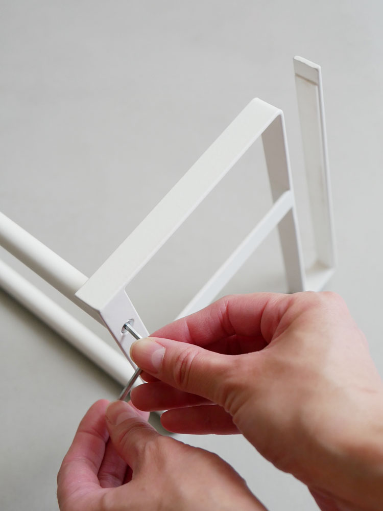 スチール製の浮かせる伸縮シューズラック