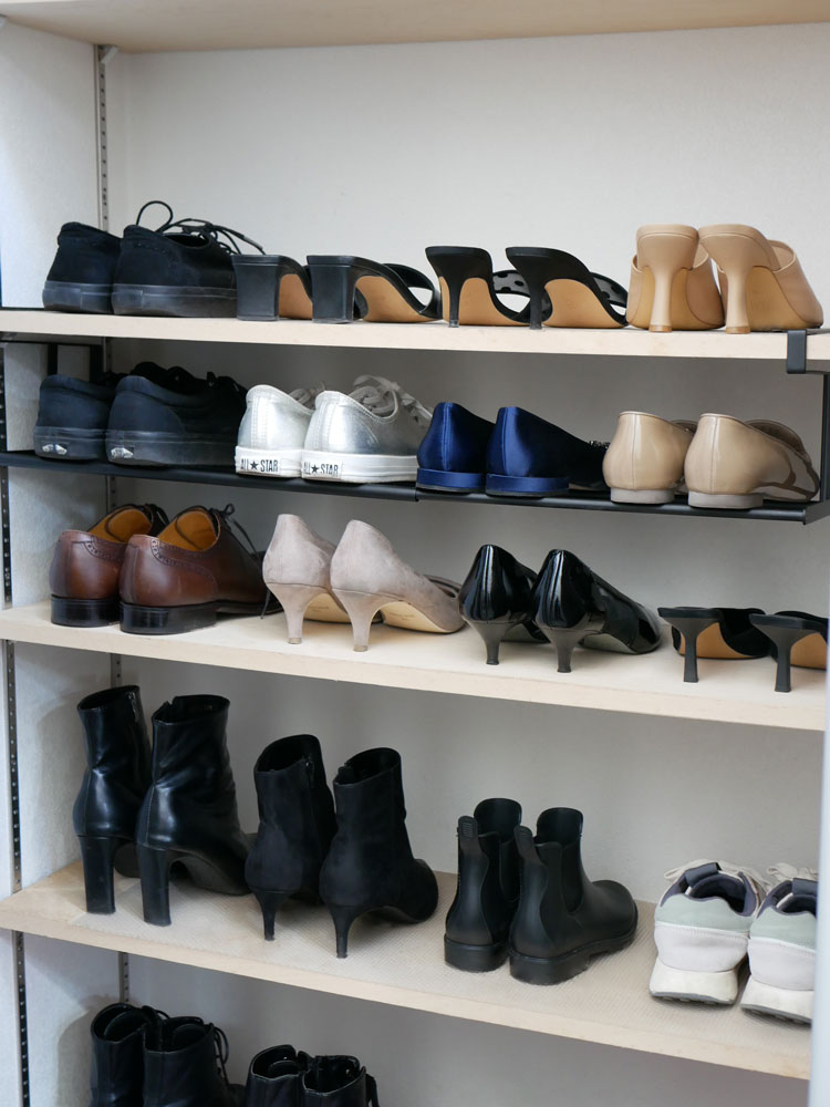タワー伸縮シューズラックを設置した収納棚