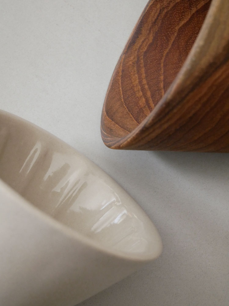 サラサデザインのスチール製 b2cコーヒードリッパースタンド ブリッジモデル。シンプルでモダンなデザイン、サイズ約W10×D8×H15.5cm