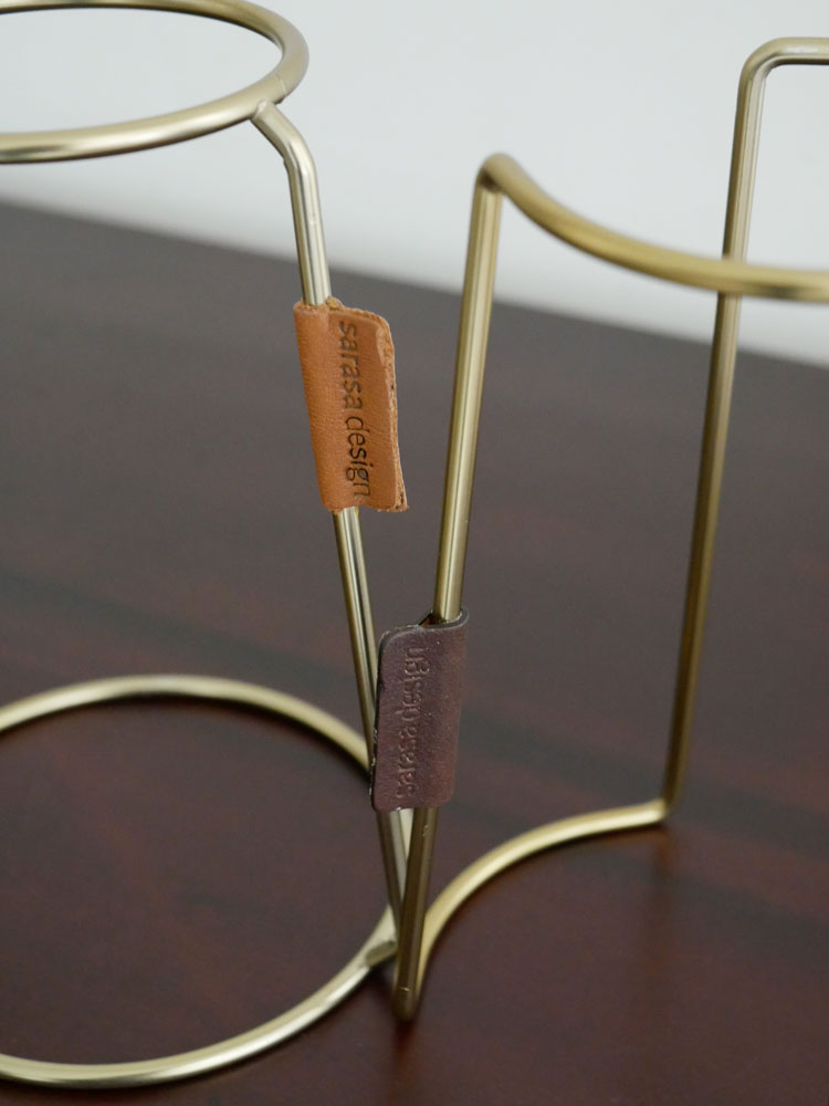 sarasa designのb2cコーヒードリッパースタンド ブリッジ。スチール製で約10cm×8cm×15.5cmのコンパクトなデザイン