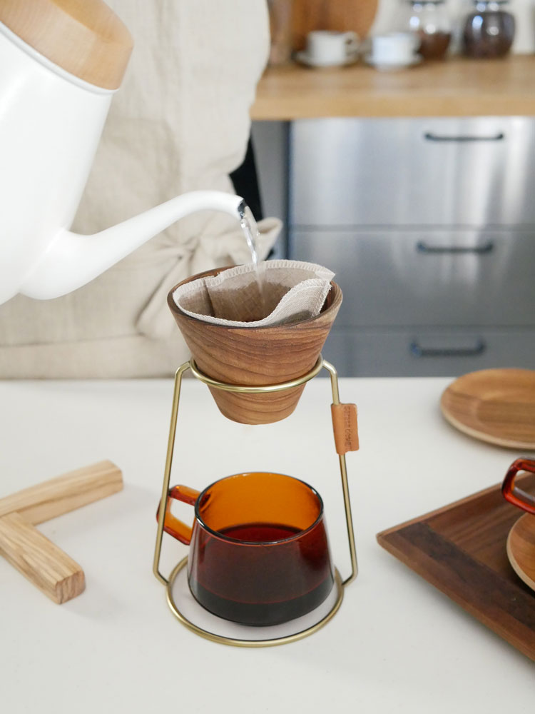 sarasa designのb2cコーヒードリッパースタンド ブリッジ型。スチール製で、幅約10cm、高さ約15.5cmのシンプルなデザイン。台湾製。