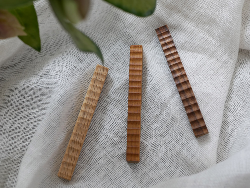 Hinata Lifeのチーク・オーク・ウォルナット製カトラリーレスト