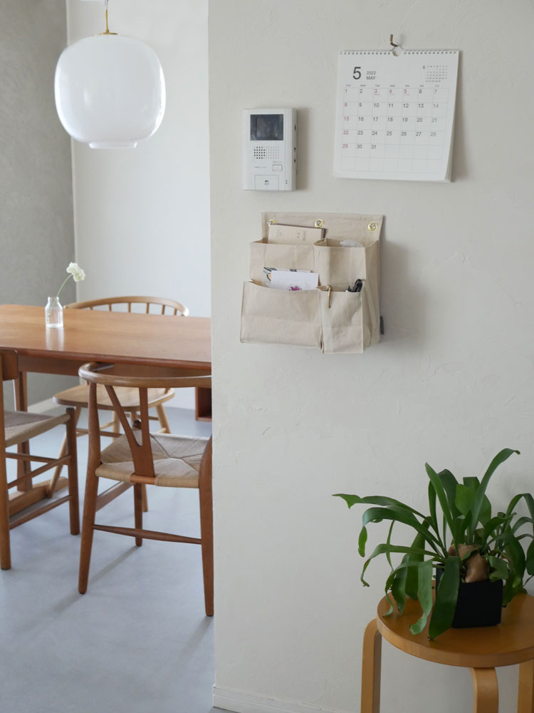 Horn Please MADE製キャンバスハンギングアレンジメントポケット。縦60cmの多機能収納オーガナイザーで、様々なサイズのポケットが配置されています。