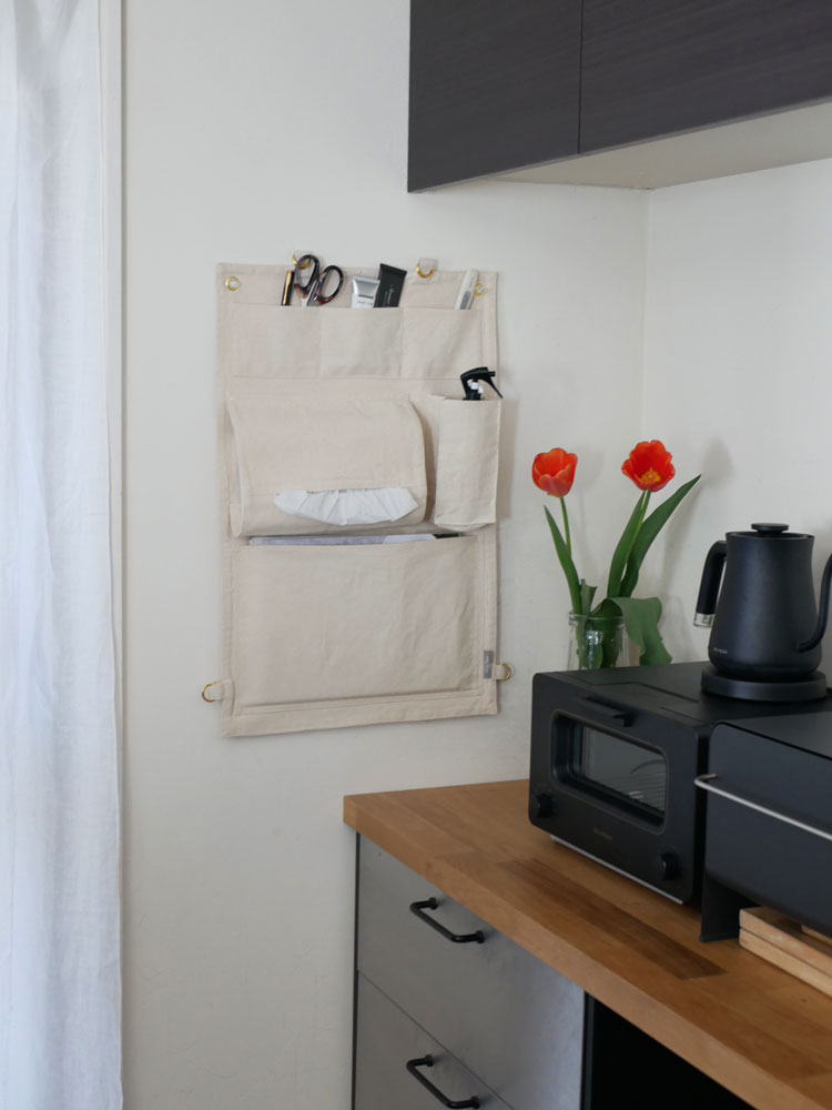 Horn Please MADE製キャンバスハンギングアレンジメントポケット。縦に並んだ複数のポケットが特徴的で、収納力に優れたデザイン。100％綿素材、インド製。