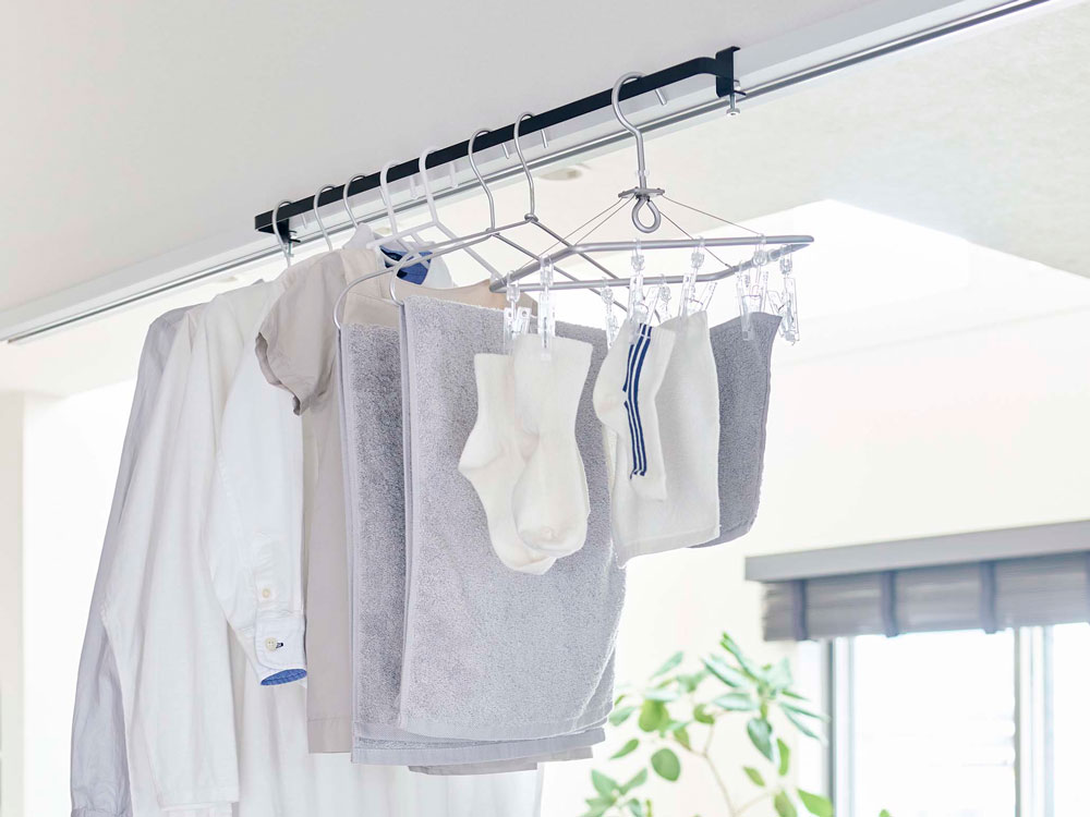 towerタワーの黒色室内用物干しハンガーバー