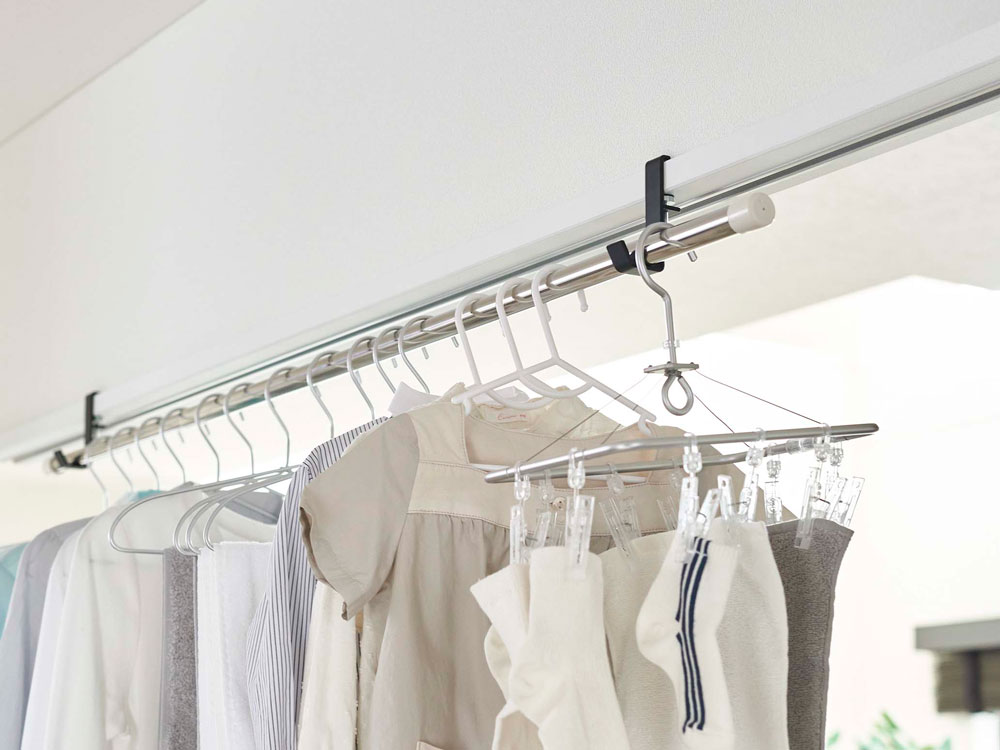 タワーブランドの黒色室内物干しポールホルダー2個セット