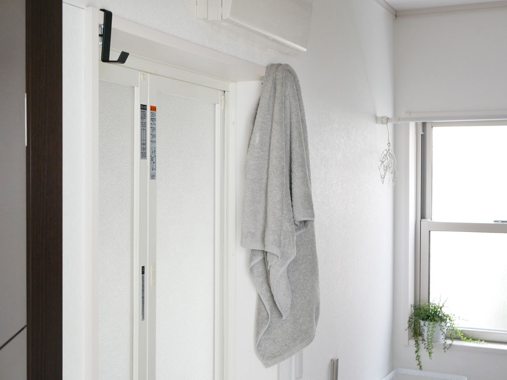 towerブランドの黒色室内物干しポールホルダー2個組