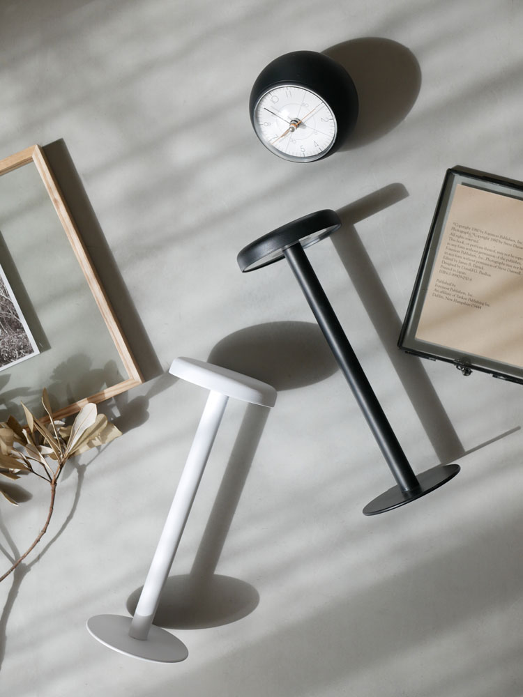 FUJITA KINZOKUの鉄製テーブルランプ「イチ」の写真