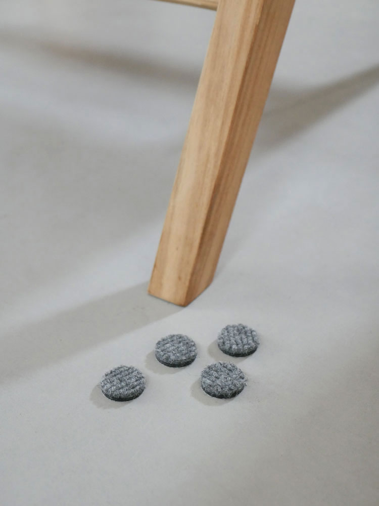 &Craft製TUSKER 1人用ラウンジチェア。チーク無垢材とラタンを使用したシンプルでモダンなデザインの受注生産品