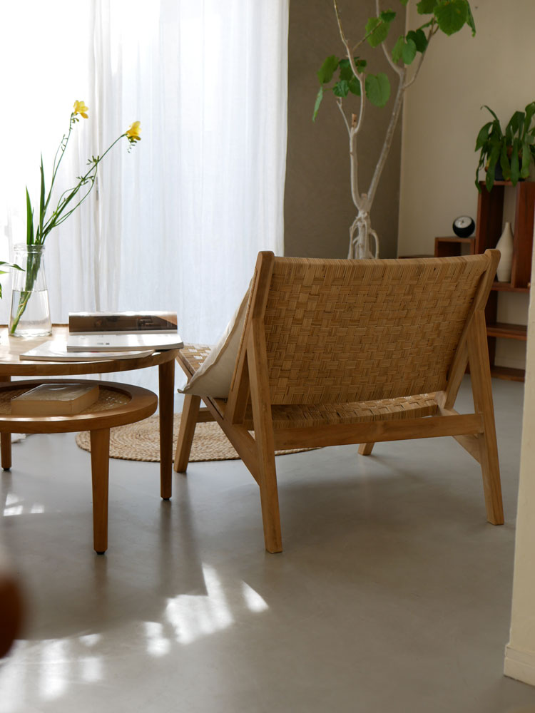 &Craft製TUSKER 1Pラウンジチェア。チーク無塗装の無垢材とラタンを使用した、シンプルでモダンなデザインの一人掛けチェア。