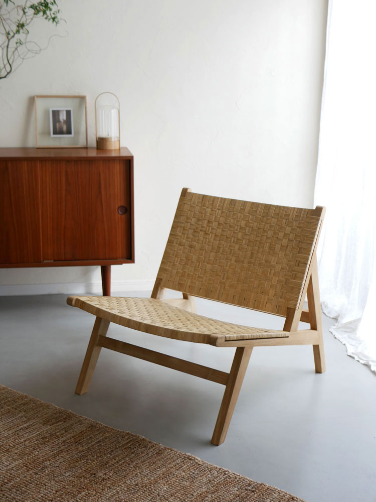 &CraftのTUSKER 1Pラウンジチェア。チーク無塗装仕上げとラタン素材を使用した一人掛け木製チェア