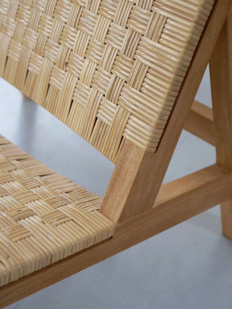 &CraftのTUSKER 1Pラウンジチェア。チーク無垢材とラタンを使用したシンプルで快適な一人掛け椅子。