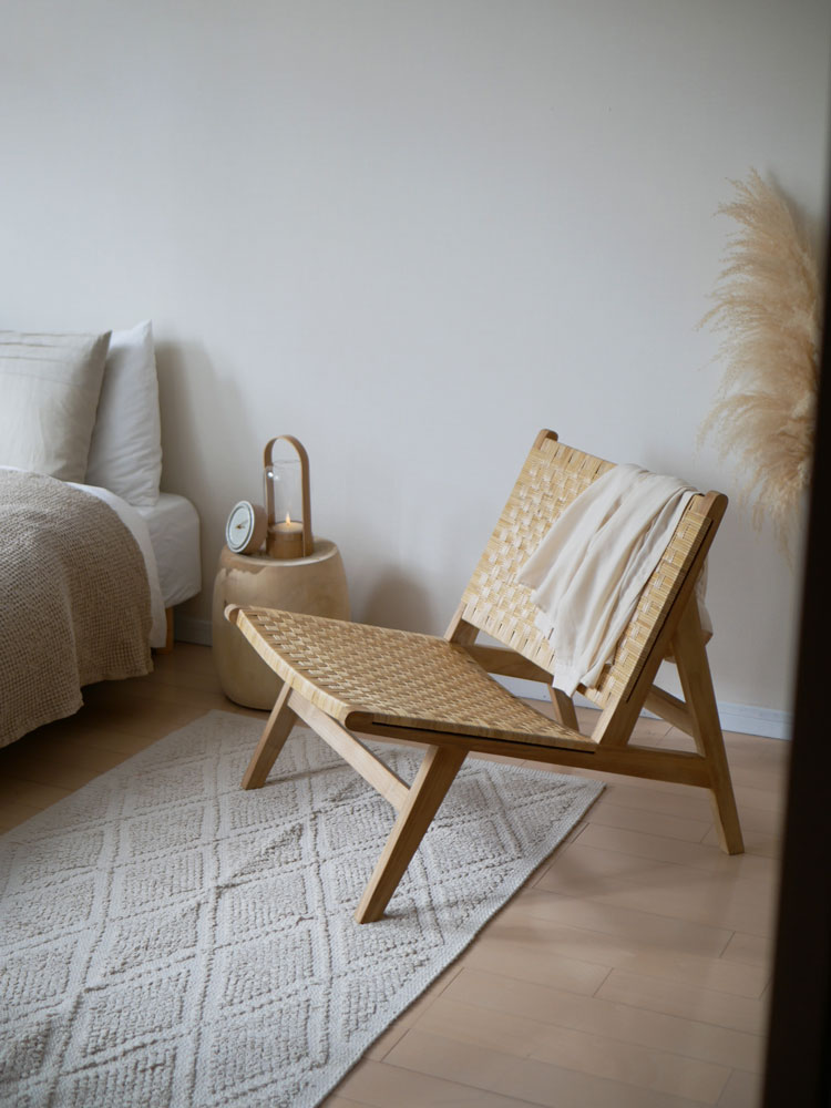 &CraftのTUSKER 1Pラウンジチェア、チーク無垢材とラタンを使用したナチュラルデザインの1人用室内用椅子