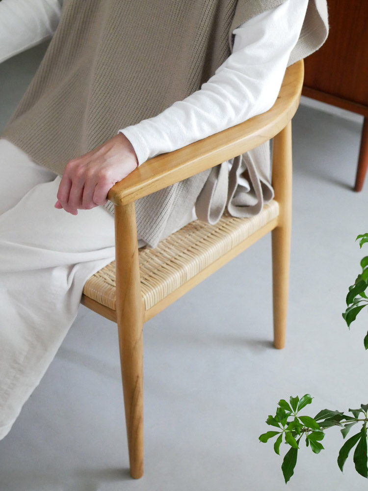 チークとラタン素材のダイニングチェア