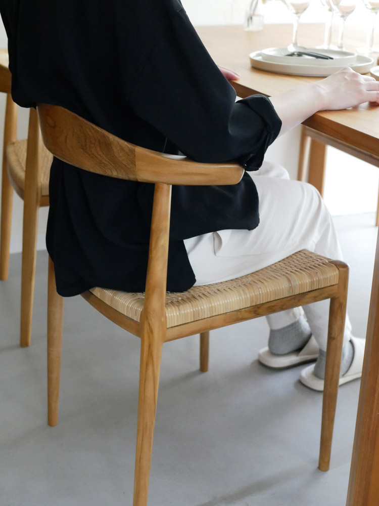 ラタンとチーク材のダイニングチェア