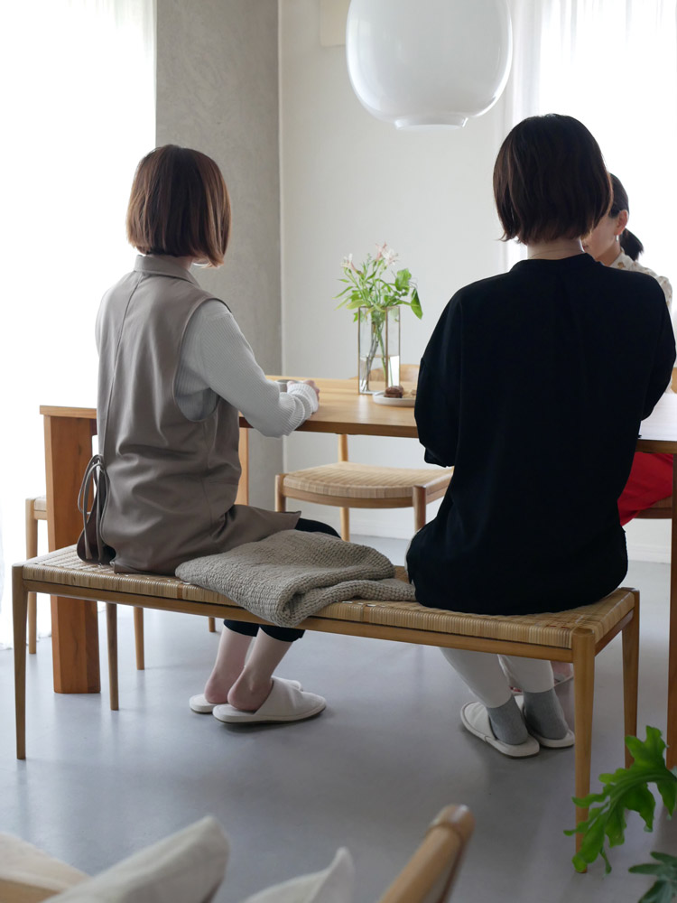 チーク無垢材とラタン製のスツールとベンチ