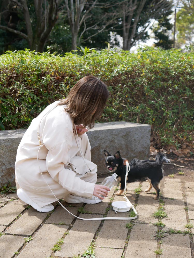 Horn Please MADEのヴィーガンレザー製小型犬用ハーネス、約30〜40cmの胴回りで一点モノのデザイン