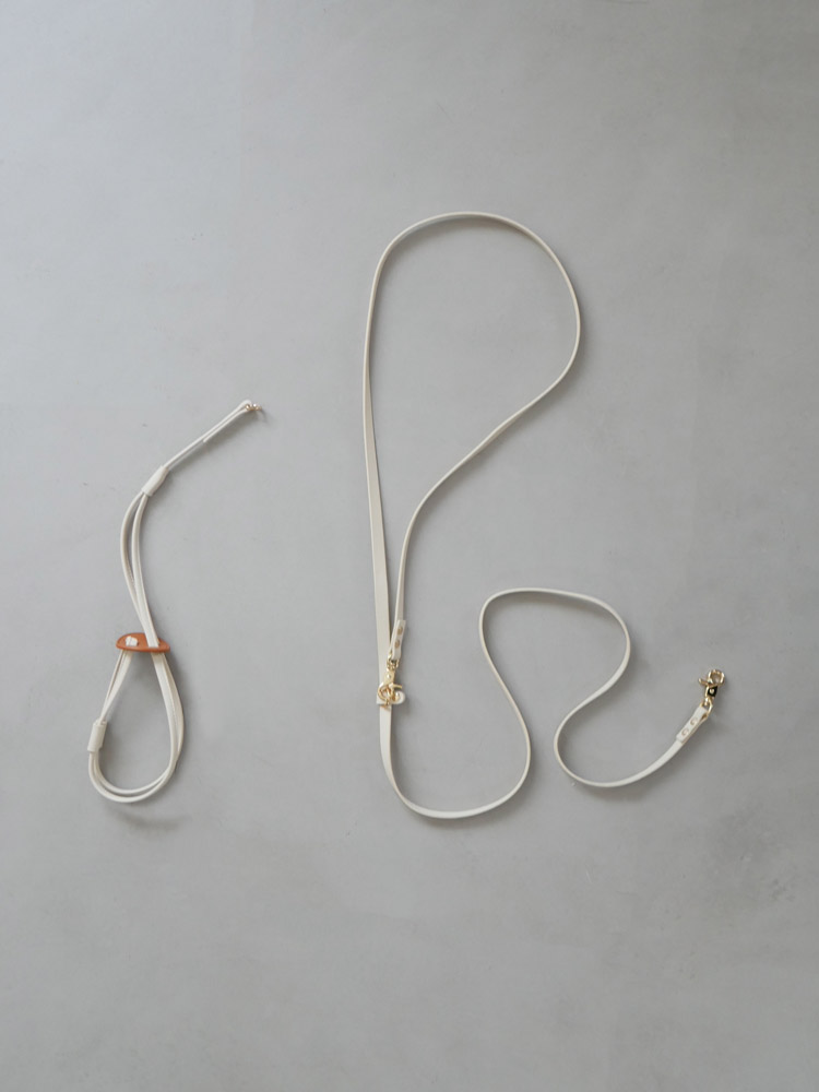 ホーンプリーズメイドの小型犬用ヴィーガンレザーハーネス。自然な風合いと高品質なデザインで、胴回り約30～40cmにフィットします。