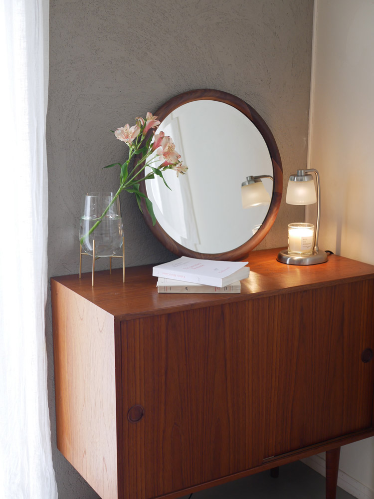 オークまたはウォールナットの無垢材フレームを持つNOWHERE LIKE HOMEのSUKラウンドミラー、壁掛け用の紐付き