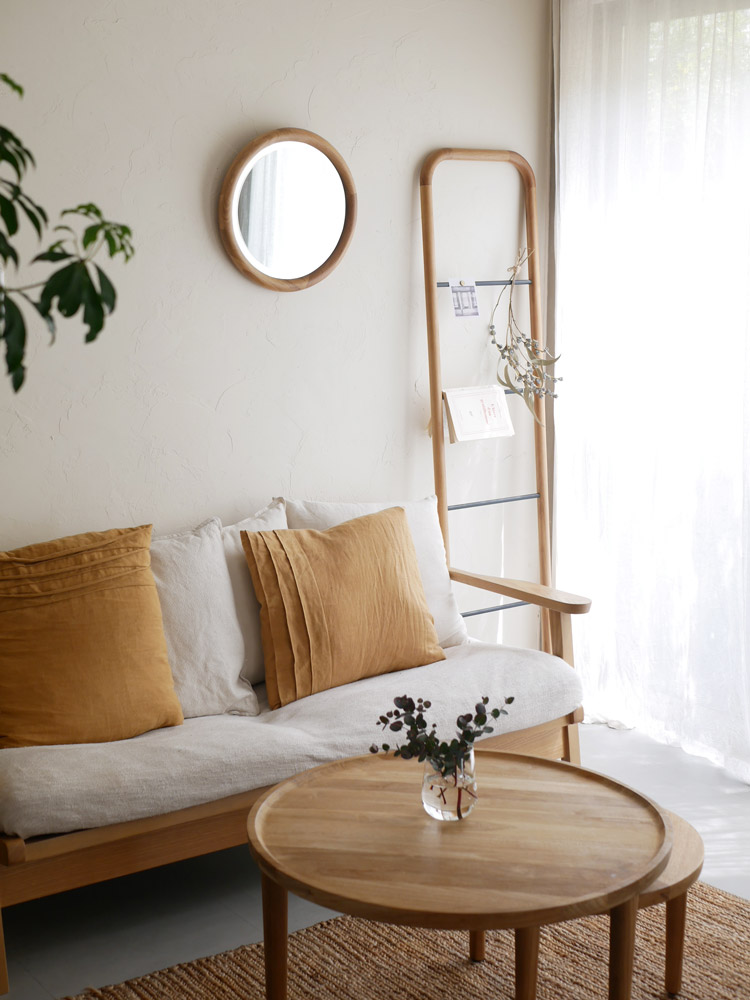 NOWHERE LIKE HOME製SUKラウンドミラー、オーク無垢材とウォールナット無垢材の木製フレームに円形ミラーを備えた壁掛け用受注生産品