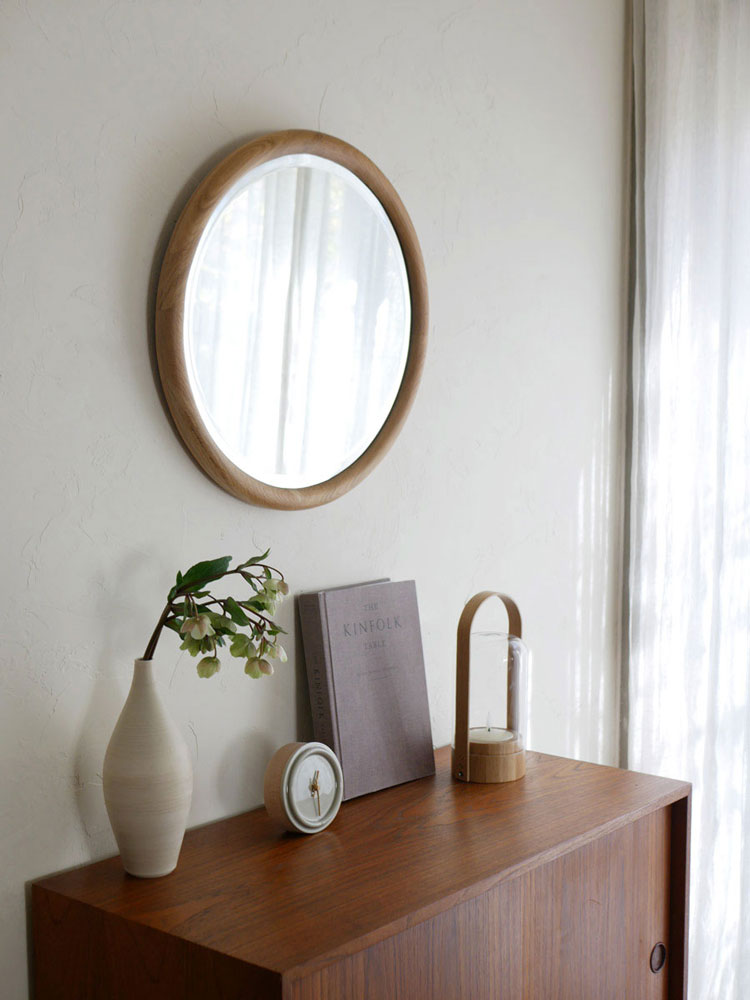 NOWHERE LIKE HOMEのSUKラウンドミラーがオーク無垢材のドレッサー上に配置されたインテリア空間