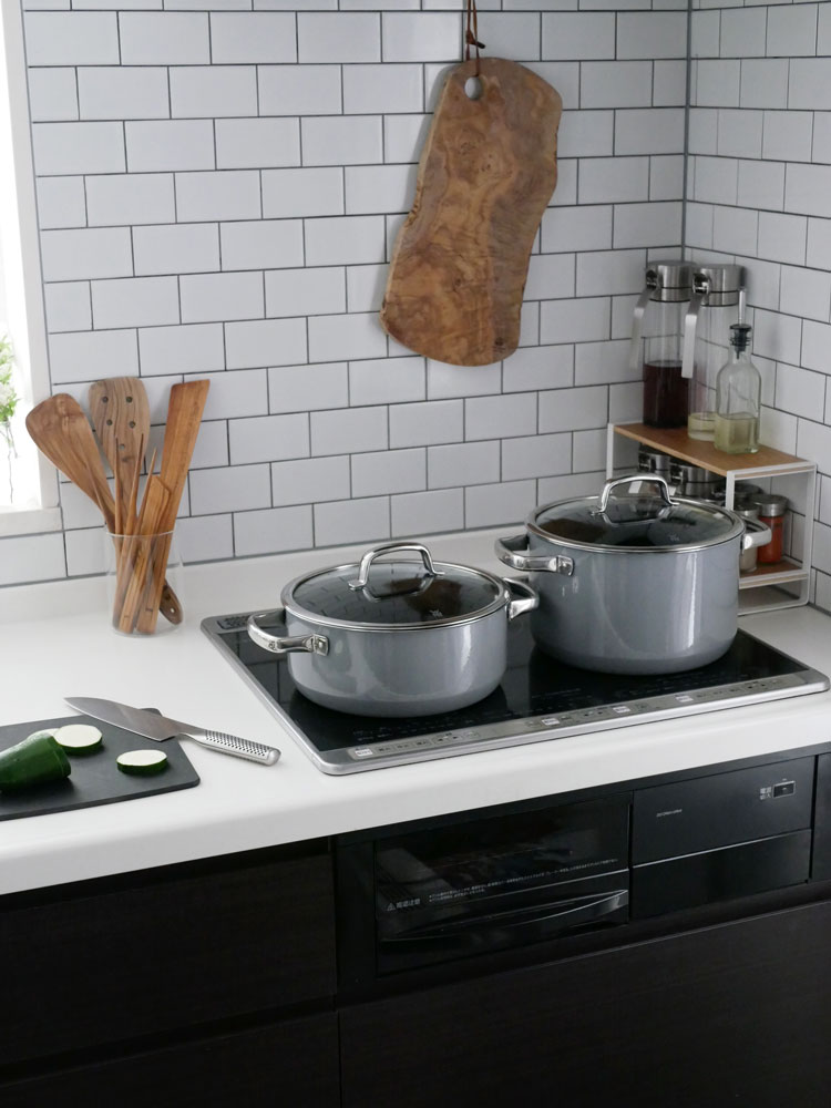 ドイツ製WMFフュージョンテック ミネラルキャセロール24cm。ホーロー鋼板の本体にクロマーガン製ステンレス取手、ガラス蓋が特徴の鍋