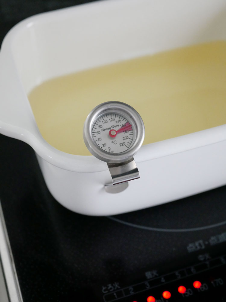 白色の富士ホーロー角型天ぷら鍋と付属品