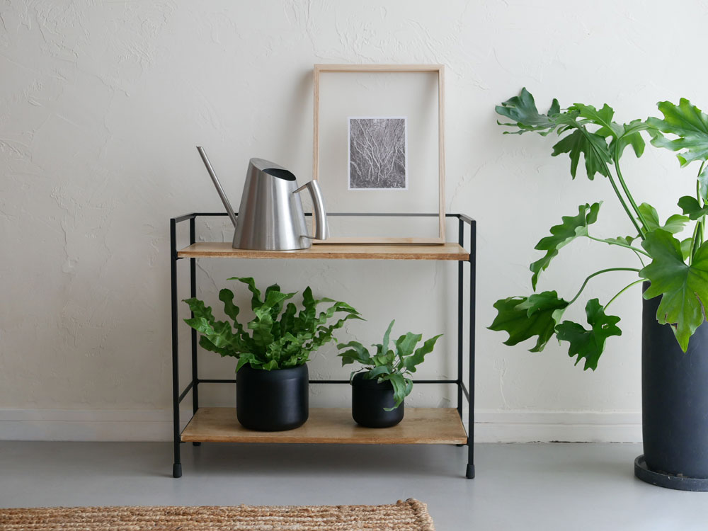 ポッシュリビングのマンゴーウッドとアイアン製スタンドシェルフ