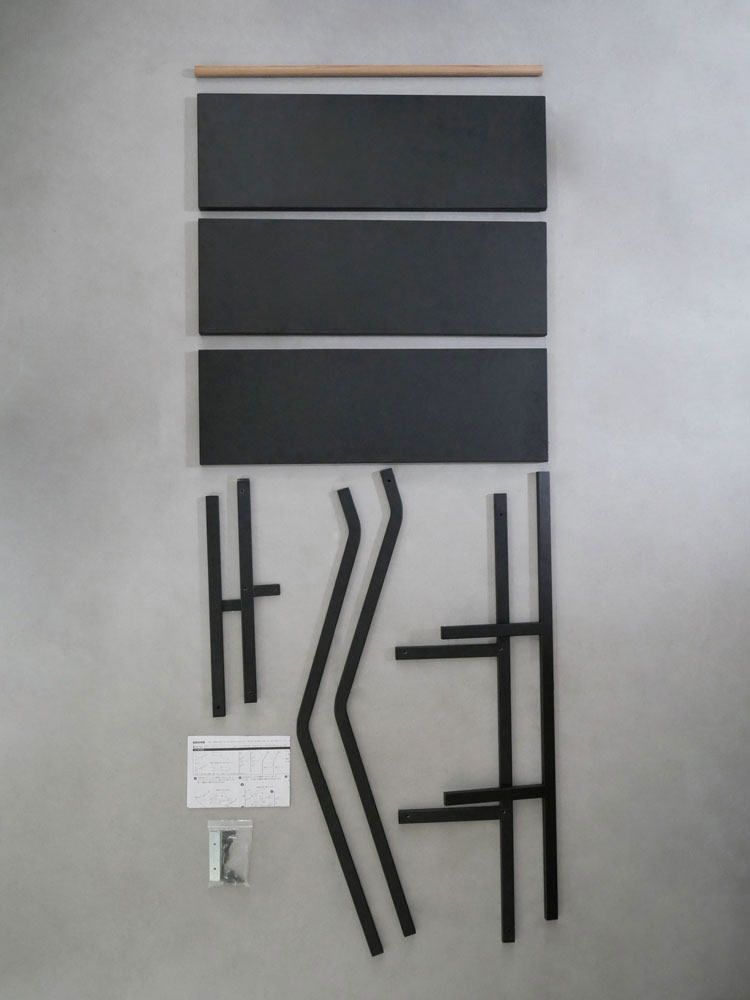 towerブランドの高さ190cm立て掛けランドリーシェルフ、スチール製フレームに複数棚と天然木のハンガーバーを備えた収納棚