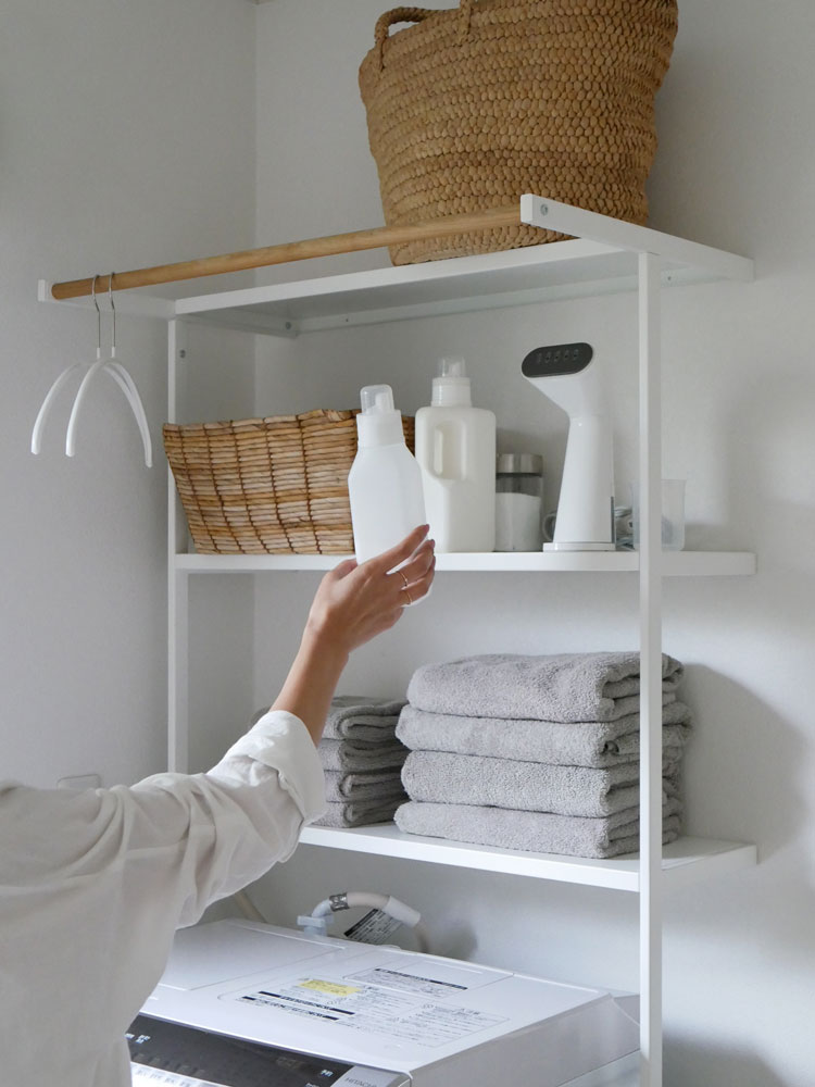 tower/タワー立て掛けランドリーシェルフ、高さ190cmのスチール製本体に複数棚と天然木ハンガーバーを備えた収納棚