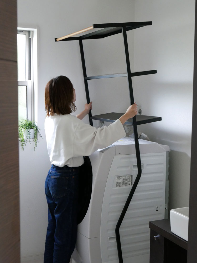 tower/Yamazaki製の立て掛けランドリーシェルフ。スチール本体に天然木のハンガーバーが付いた高さ190cmの収納棚