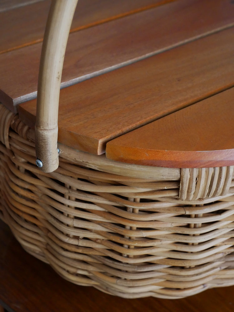 ラタン蓋がテーブルになるバスケット
