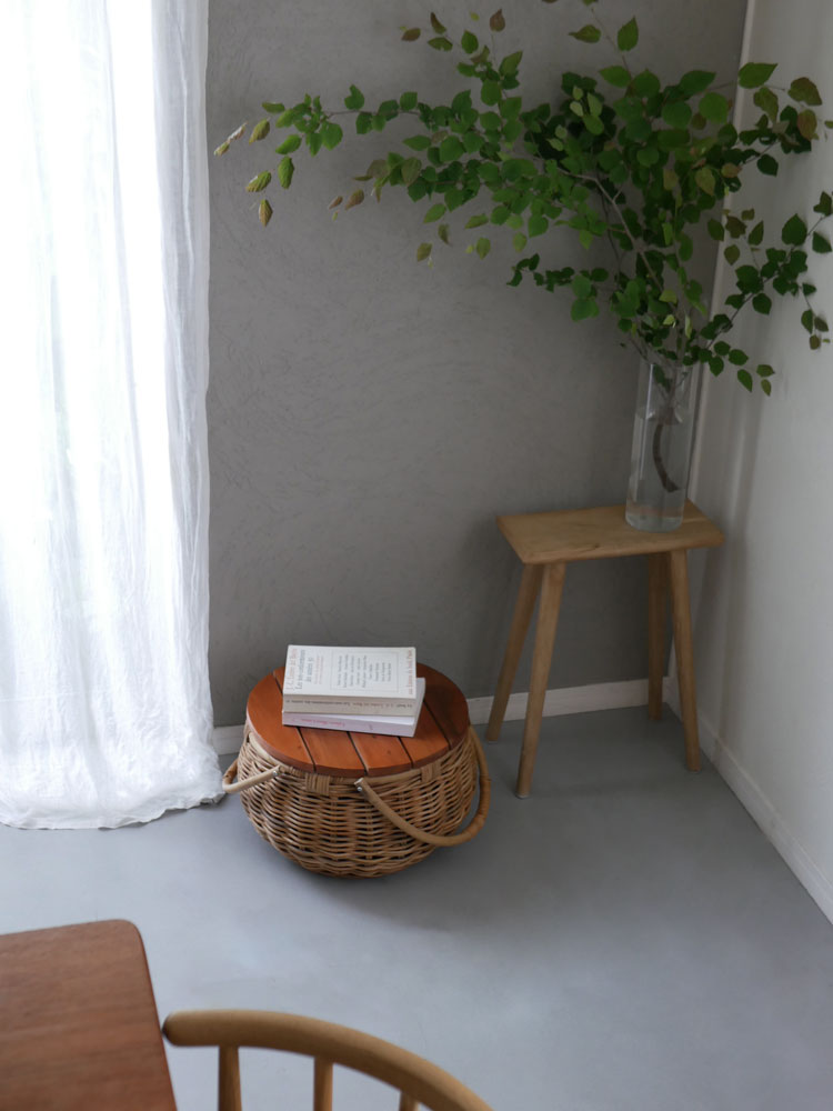 クレエのラタンバスケット、蓋がテーブルに変形