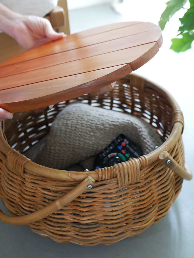 ラタン製の蓋がテーブルとして使用できるバスケット