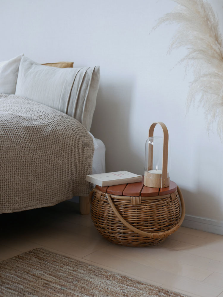 クレエのラタンバスケット、蓋がテーブルに