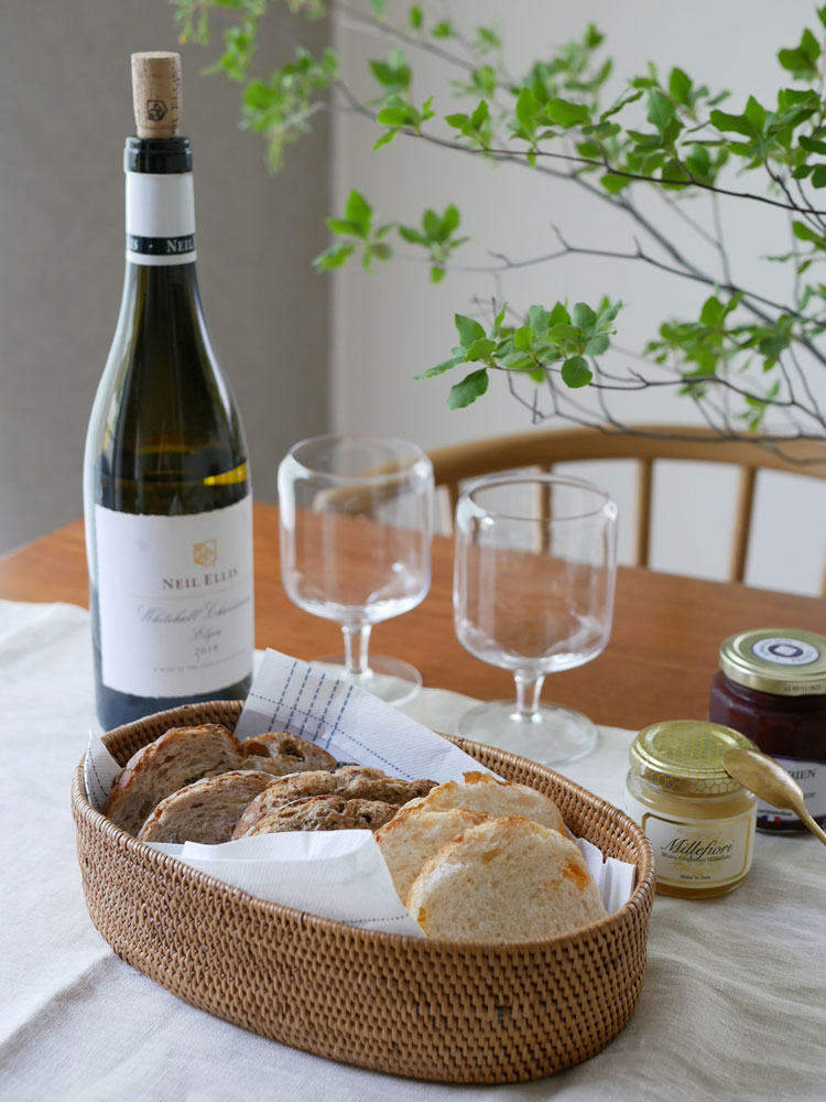 インドネシア製サラサデザインのアタ素材プレイスマット、トレイ、バスケット、コースターが並んだ写真