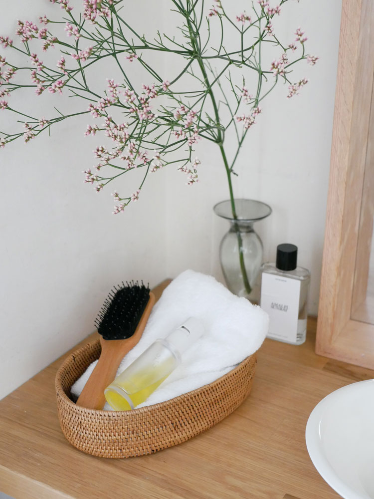 サラサデザインのアタ製プレイスマット、トレイ、バスケット、コースターが並べられたセット商品の写真