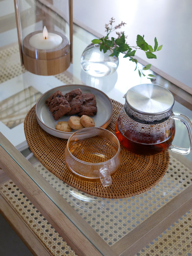 サラサデザインのアタ製プレイスマットオーバルL、自然な木目模様でテーブルを飾るナチュラルデザイン