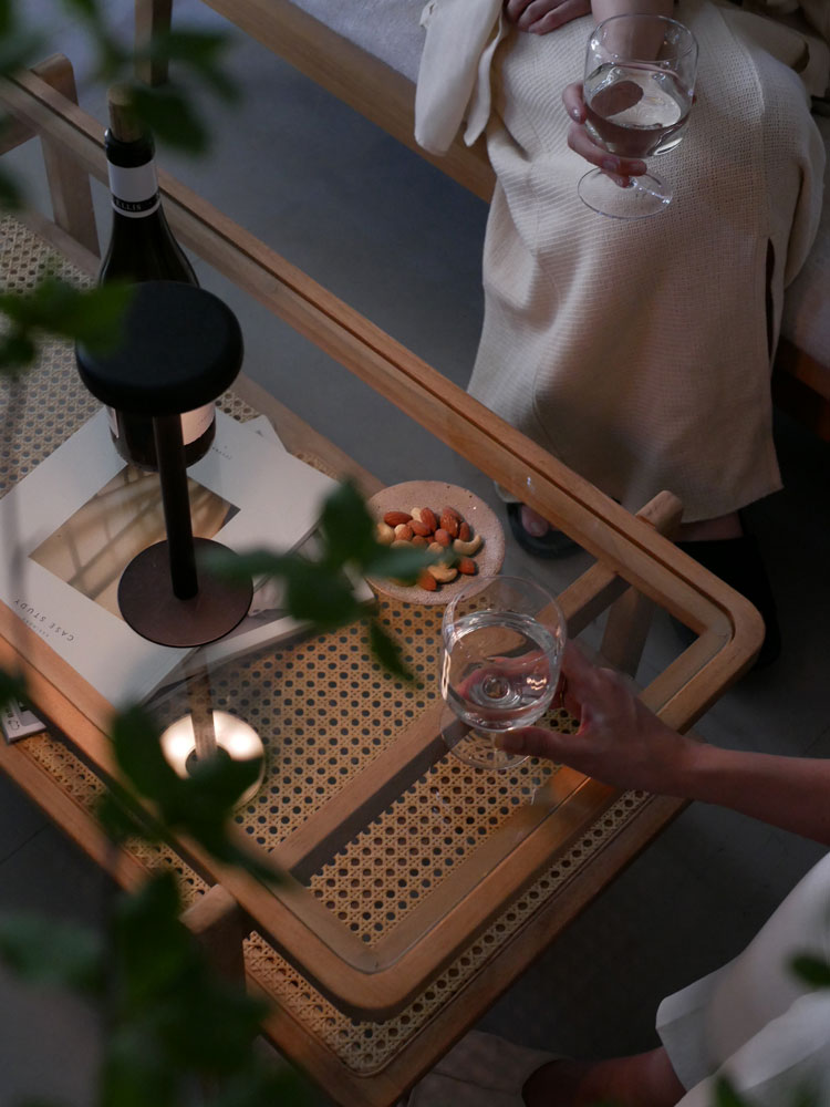 ラタンとチーク無垢材の100cmセンターテーブル、ガラス天板付き