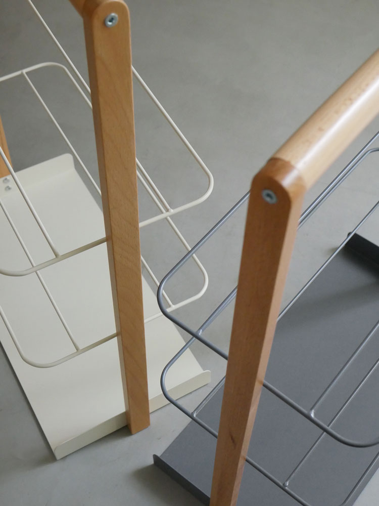 Mashリヴ製白色エントランスラック。天然木フレームとスチール棚を備えた収納ラック