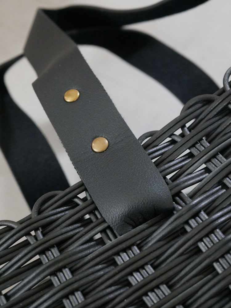 サラサデザインのB2Cメルカドバッグ。ポリプロピレン製で、横長サイズ（幅45cm、高さ25cm、奥行17cm）と縦長サイズ（幅28cm、高さ30cm、奥行16cm）があり、耐荷重は各3kg。ベトナム製。