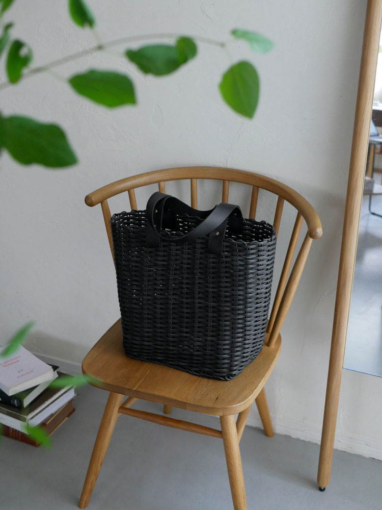 sarasa designのメルカドバッグ。横長サイズ（W45xH25xD17cm）と縦長サイズ（W28xH30xD16cm）があり、PP素材でベトナム製。丈夫な持ち手付き