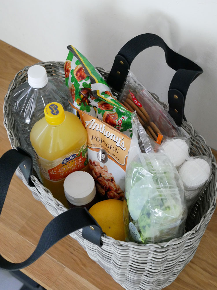 sarasa designのb2cメルカドバッグの横長サイズと縦長サイズが並んだ実物写真。PP素材で軽量なショッピングバッグ