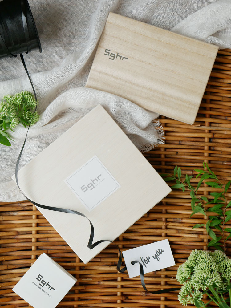 スガハラブランドのガラス製はしおき5個セット、桐箱入り、クリア2個、フォレスト、タン、インディゴの色展開