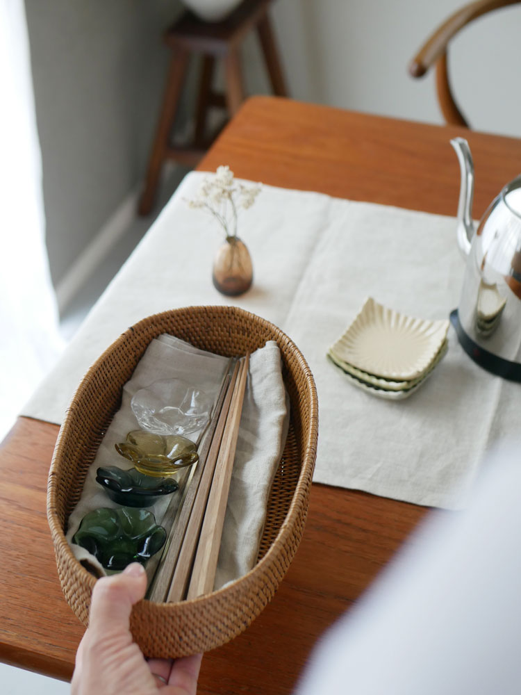 スガハラ製ガラスはしおき5個セット。桐箱入りで、丸型40mmと花型50mm。クリア2色、フォレスト、タン、インディゴのカラー展開。