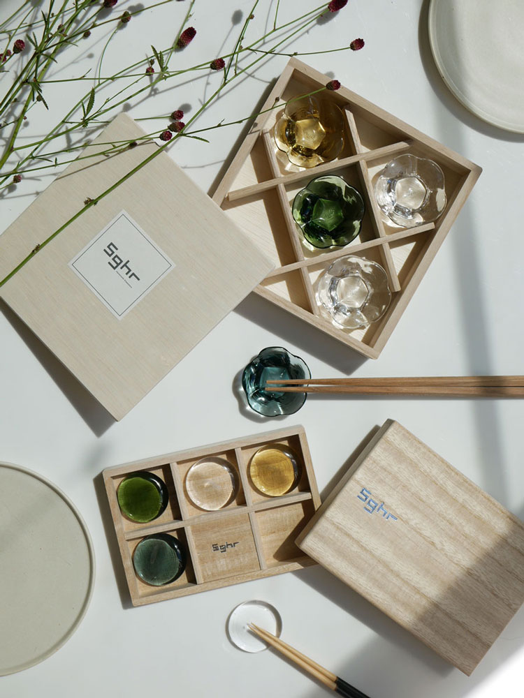 スガハラ製ガラスのはしおき5個セット。クリア2個、フォレスト、タン、インディゴのカラーバリエーションが桐箱に入っています。