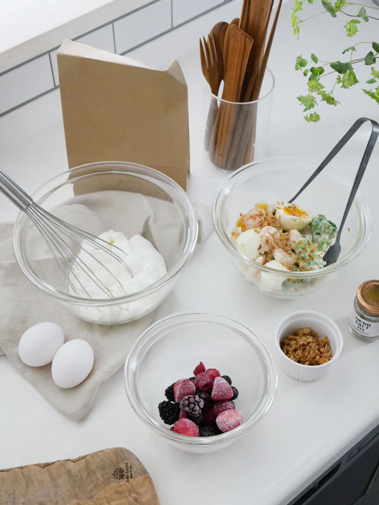 HARIO製の耐熱ガラスボウル3個セット。異なるサイズの透明なボウルが並べられています。