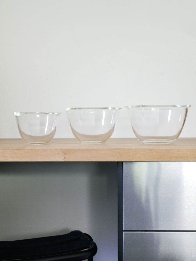 HARIOの耐熱ガラス製ボウル3個セットが並べられている画像